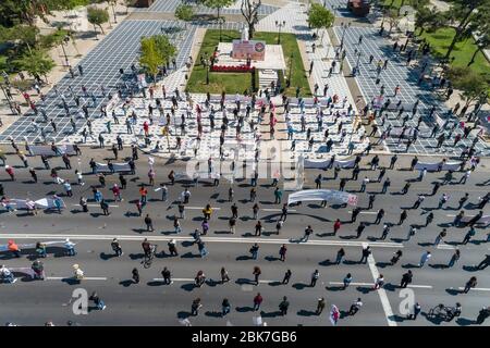 Salonicco, Grecia – 1° maggio 2020: I membri del sindacato affiliato al comunismo PAME praticano le distanze sociali durante un raduno che commemorava il D maggio Foto Stock