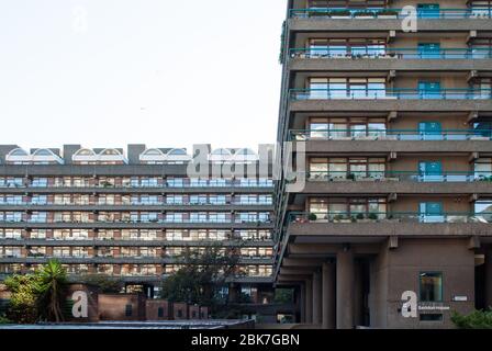 Concrete anni '60 architettura Brutalista Barbican Estate di Chamberlin Powell e Bon Architects Ove Arup su Silk Street, Londra Foto Stock