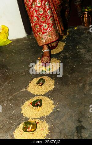 Dettagli del giorno di matrimonio della cerimonia nuziale indù. Incredibile cerimonia nuziale nepalese Foto Stock