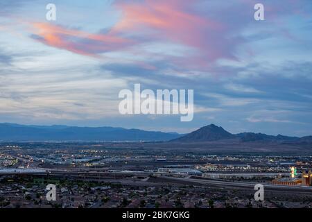 Vista panoramica del tramonto sul Monte Frenchman e sulla città dall'Henderson View Pass in Nevada Foto Stock