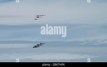 Baltimora, Maryland, Stati Uniti d'America. 2 maggio 2020. I Thunderbirds dell'aeronautica statunitense e gli Angeli blu della marina statunitense volano su Baltimora in un tributo al personale medico, ai soccorritori e ad altri lavoratori essenziali coinvolti nella lotta contro la pandemia. Gli aerei dei due squadroni dimostrativi volarono in formazione su Baltimora, e voleranno su Washington DC e Atlanta G. Credit: Perry Aston/ZUMA Wire/Alamy Live News Foto Stock