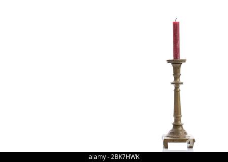 Candeliere a braccio singolo in ottone realizzato in antico stile decorativo, isolato su fondo bianco Foto Stock