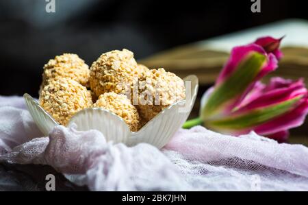 Palle fatte in casa dessert cosparso di nocciole farcite di cioccolato Foto Stock