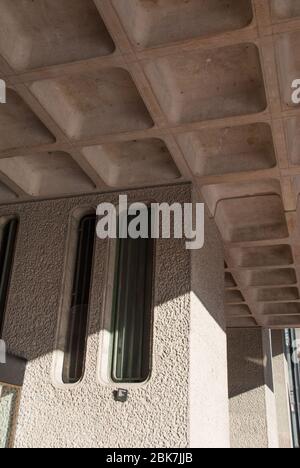 Concrete anni '60 architettura Brutalista Barbican Estate di Chamberlin Powell e Bon Architects Ove Arup su Silk Street, Londra Foto Stock