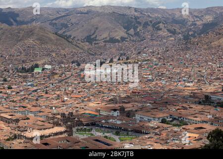 Vista sulla città di Cusco e sulle colline circostanti. Foto Stock