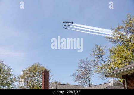 I Blue Angels, il team dimostrativo di volo aerobico della Marina degli Stati Uniti, composto da sei aerei F/A-18 Hornet, conducono un volo con l'US Air Force Thunderbirds, nell'area metropolitana di Washington, DC, nella Silver Spring, Maryland, sabato 2 maggio 2020. Il flyover saluta i primi soccorritori nella battaglia contro il COVID-19 Coronavirus pandemic.Credit: Ron Sachs/CNP | uso mondiale Foto Stock