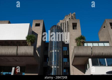 Concrete anni '60 architettura Brutalista Barbican Estate di Chamberlin Powell e Bon Architects Ove Arup su Silk Street, Londra Foto Stock