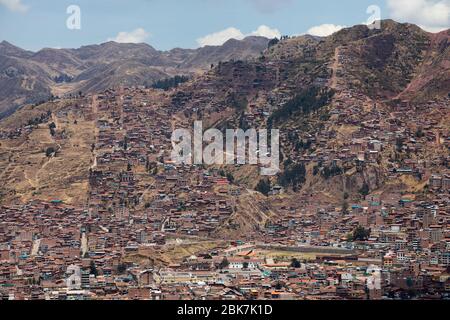 Vista sulla città di Cusco e sulle colline circostanti. Foto Stock