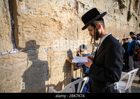 Adoratori ebrei al Muro Occidentale di Gerusalemme in Israele Foto Stock