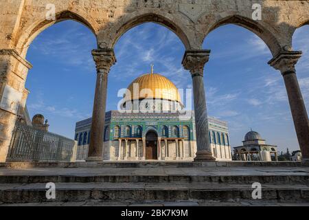 Cupola della roccia santuario islamico sul Monte del Tempio nella Città Vecchia di Gerusalemme, Israele Foto Stock