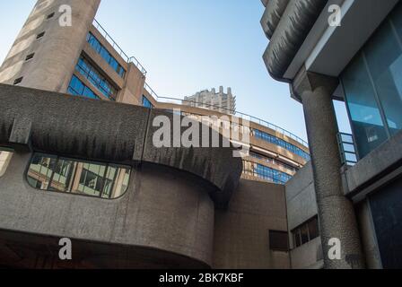 Concrete anni '60 architettura Brutalista Barbican Estate di Chamberlin Powell e Bon Architects Ove Arup su Silk Street, Londra Foto Stock