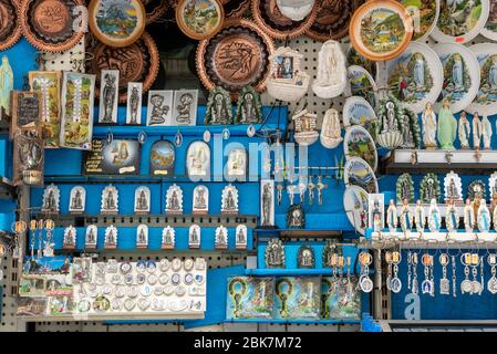 Negozio di souvenir con prodotti della Vergine Maria a Lourdes, Francia, Europa Foto Stock