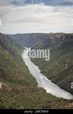 Arribes del Duero, Salamanca/Spagna; 06 agosto 2013. Los Arribes del Duero è uno spazio naturale privilegiato dove la bellezza aspro del suo paesaggio di granito Foto Stock