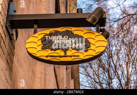 Charlotte, NC/USA - 26 dicembre 2019: Primo piano medio di un cartello appeso 'Tupelo Honey Cafe', unico e creativo, che mostra il marchio e il logo. Foto Stock
