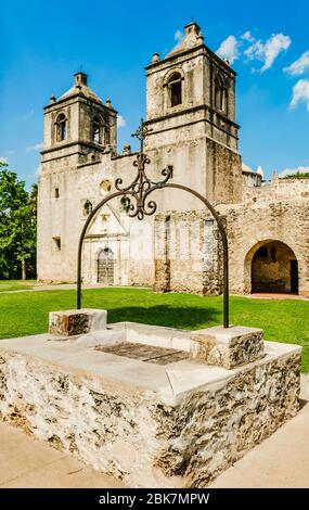 San Antonio, Texas: La fontana di fronte alla chiesa di Mission Concepcion, parte del San Antonio National Historical Park. Foto Stock