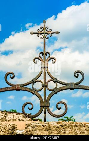 San Antonio, Texas: La croce di metallo sulla cima della fontana di fronte alla chiesa di Mission Concepcion, parte del San Antonio National Historical Park Foto Stock