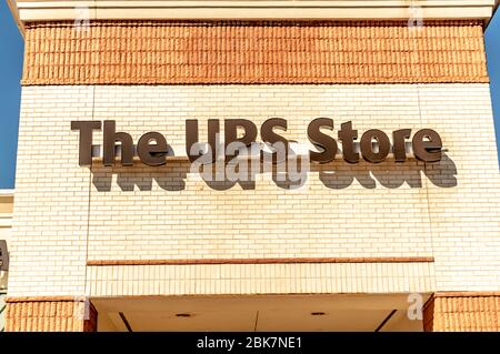 Charlotte, NC/USA - 9 novembre 2019: Scatto orizzontale della facciata del 'UPS Store' a sud Charlotte con marchio/logo sopra l'ingresso contro la chiara Foto Stock