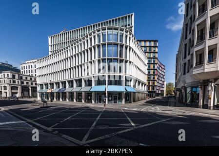 Una nuova Ludgate vicino alla cattedrale di St. Paul a Londra rimane deserta durante il blocco. Foto Stock