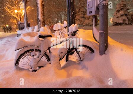 Bicicletta coperta di neve spessa, Sapporo, Giappone Foto Stock