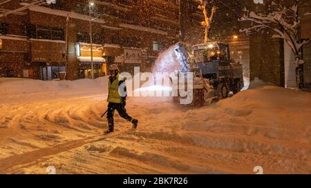 Spazzaneve di notte, Sapporo, Giappone Foto Stock