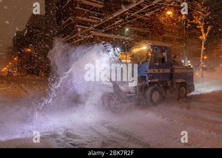 Spazzaneve di notte, Sapporo, Giappone Foto Stock