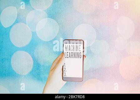 Scrittura di testo apprendimento automatico. La foto concettuale consente ai computer di essere insegnati con i dati Foto Stock