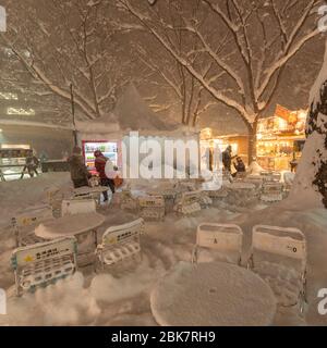 Posti a sedere coperti di neve al Sapporo Snow Festival, Giappone Foto Stock