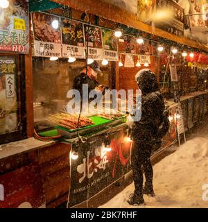 Street Food al Sapporo Snow Festival, Hokkaido, Giappone Foto Stock