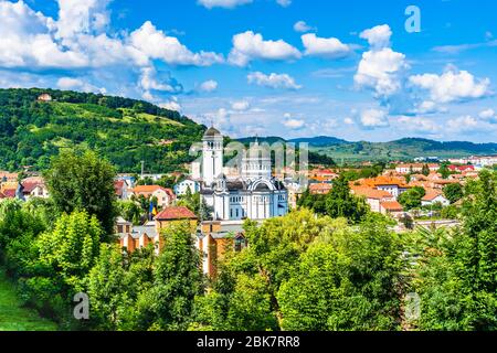 Sighisoara, Mures County, Transilvania, Romania: Paesaggio della Santa Trinità (Stanta Treime) Chiesa ortodossa con i tetti delle case circostanti Foto Stock