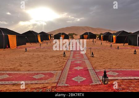 Campo di tenda berbera nel deserto di Merzouga, Erg Chebbi, Sahara, Marocco Foto Stock