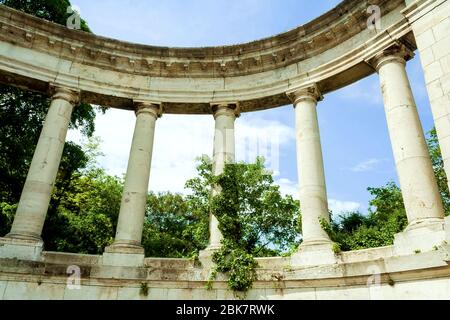 Budapest, Ungheria. Colonna ad arco dietro il monumento a Gerardo di Csanád. Gerard o Gerard Sagredo fu il primo Vescovo di Csanád nel Regno d'Ungheria Foto Stock