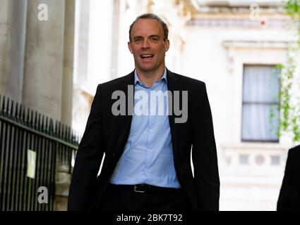 Londra, Regno Unito. 2 maggio 2020. Dominic Raab, Ministro degli Esteri, arriva all'incontro con un regalo . Credit: Mark Thomas/Alamy Live News Foto Stock