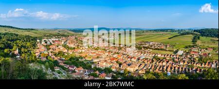 Rupea, Romania: Vista panoramica del centro della città, visto dalla collina della cittadella. Foto Stock