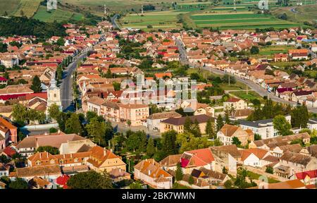 Rupea, Romania: Veduta aerea del centro della città, visto dalla collina della cittadella. Foto Stock