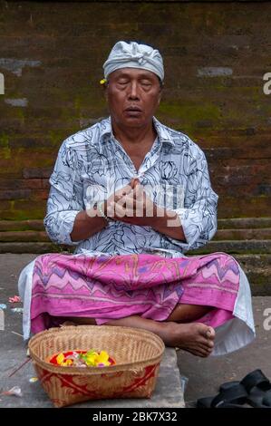 Adoratore maschile a Tirta Empugil Holy Springs Bali Indonesia Foto Stock