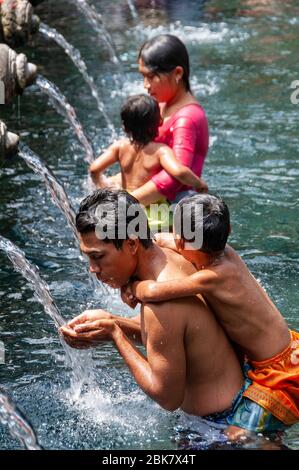 Adoratori a Tirta Empugil Holy Springs Bali Indonesia Foto Stock