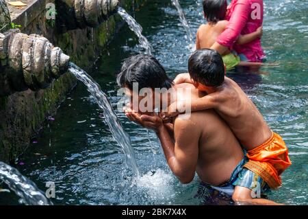 Adoratori a Tirta Empugil Holy Springs Bali Indonesia Foto Stock