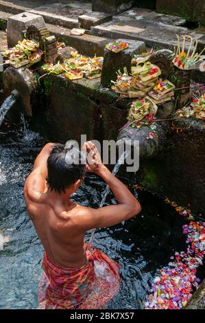 Adoratore maschile a Tirta Empugil Holy Springs Bali Indonesia Foto Stock