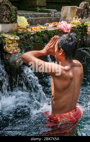 Adoratore maschile a Tirta Empugil Holy Springs Bali Indonesia Foto Stock