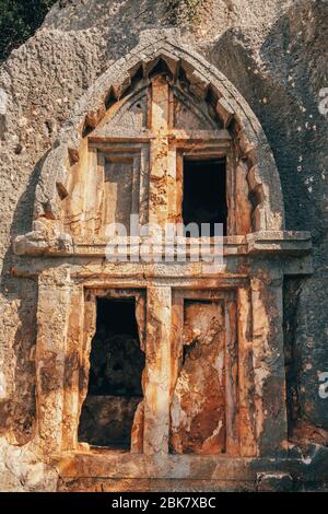 Tombe a roccia di Lycian nella città di Kas, Turchia Foto Stock