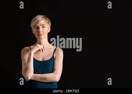 Positivo corpo. Bella donna su sfondo nero Foto Stock