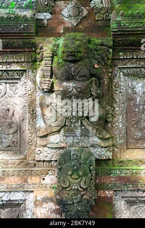 Muro di pietra scultura pura Dalem Tempio Penunggekan Bali Indonesia Foto Stock