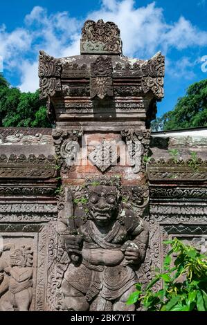 Muro di pietra scultura pura Dalem Tempio Penunggekan Bali Indonesia Foto Stock