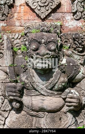 Muro di pietra scultura pura Dalem Tempio Penunggekan Bali Indonesia Foto Stock