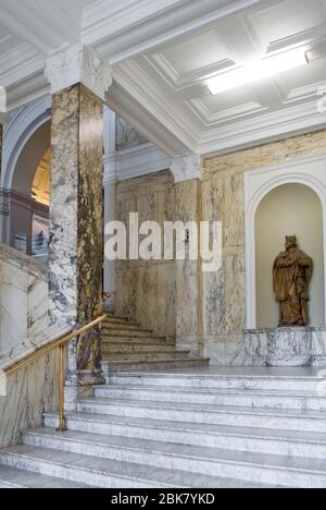 Classiche gallerie di sculture in marmo tradizionali all'interno del Victoria & Albert Museum, Cromwell Road, Knightsbridge, Londra SW7 2RL Foto Stock