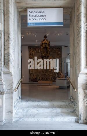 Classiche gallerie di sculture in marmo tradizionali all'interno del Victoria & Albert Museum, Cromwell Road, Knightsbridge, Londra SW7 2RL Foto Stock