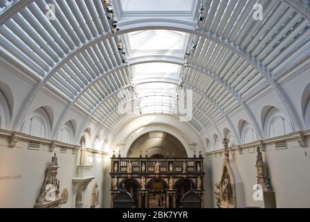 Tetto all'interno delle Gallerie di sculture al Victoria & Albert Museum, Cromwell Road, Knightsbridge, Londra SW7 2RL Foto Stock