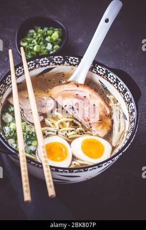 Zuppa tradizionale giapponese di Ramen con maiale, uova e Udon Noodles fatti in casa Foto Stock