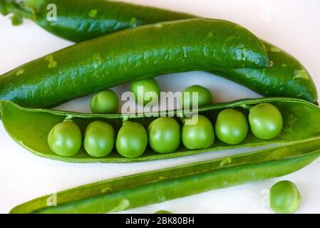 Verdure fresche di piselli verdi isolate su sfondo bianco Foto Stock