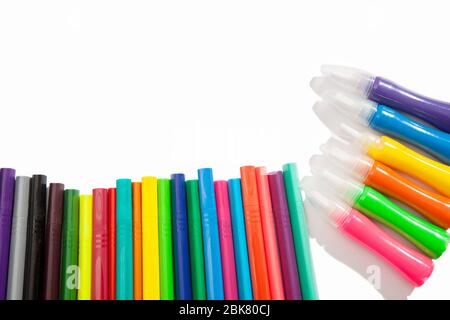 Penne multicolore con punta in feltro isolate su sfondo bianco. Spazio per il testo Foto Stock